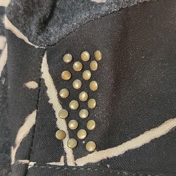 Versona size medium black cream lines with flaps in back. Long sleeve. - Picture 13 of 13